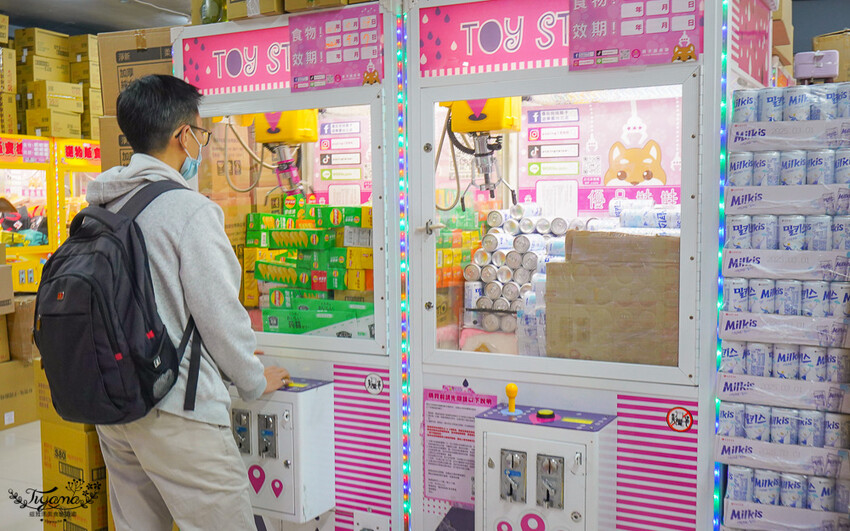 台北夾娃娃人氣店!優品娃娃親子遊樂園台北店,超好夾零食、泡麵、玩具、生活百貨!! @緹雅瑪 美食旅遊趣