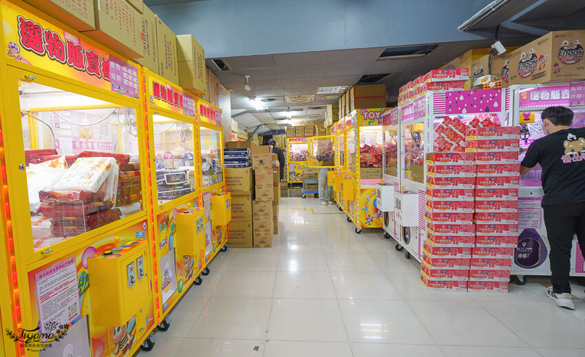 台北夾娃娃人氣店!優品娃娃親子遊樂園台北店,超好夾零食、泡麵、玩具、生活百貨!! @緹雅瑪 美食旅遊趣