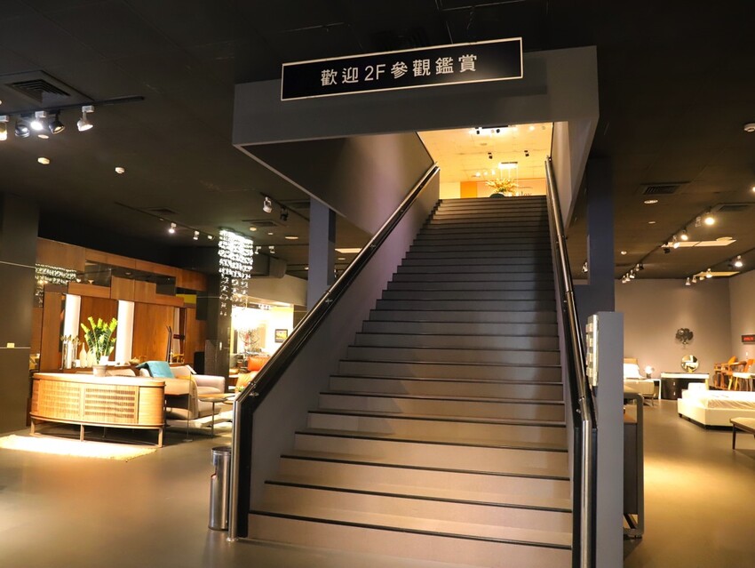 晶華傢俱台南店/台南家具推薦:從平價到奢華,一站購足/床墊床架餐桌,專屬傢配師規劃新家空間 - 進食的巨鼠