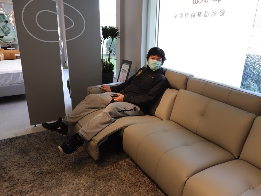 晶華傢俱台南店/台南家具推薦:從平價到奢華,一站購足/床墊床架餐桌,專屬傢配師規劃新家空間 - 進食的巨鼠