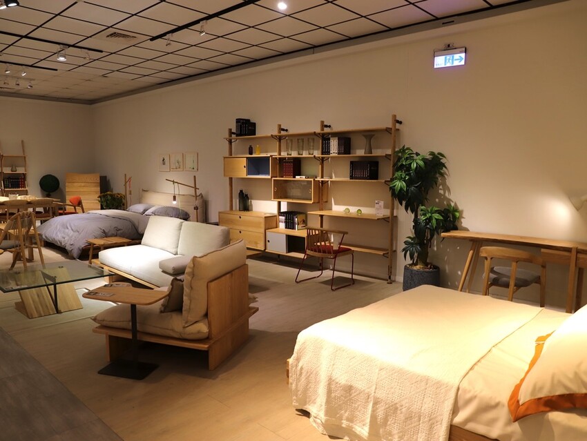 晶華傢俱台南店/台南家具推薦:從平價到奢華,一站購足/床墊床架餐桌,專屬傢配師規劃新家空間 - 進食的巨鼠