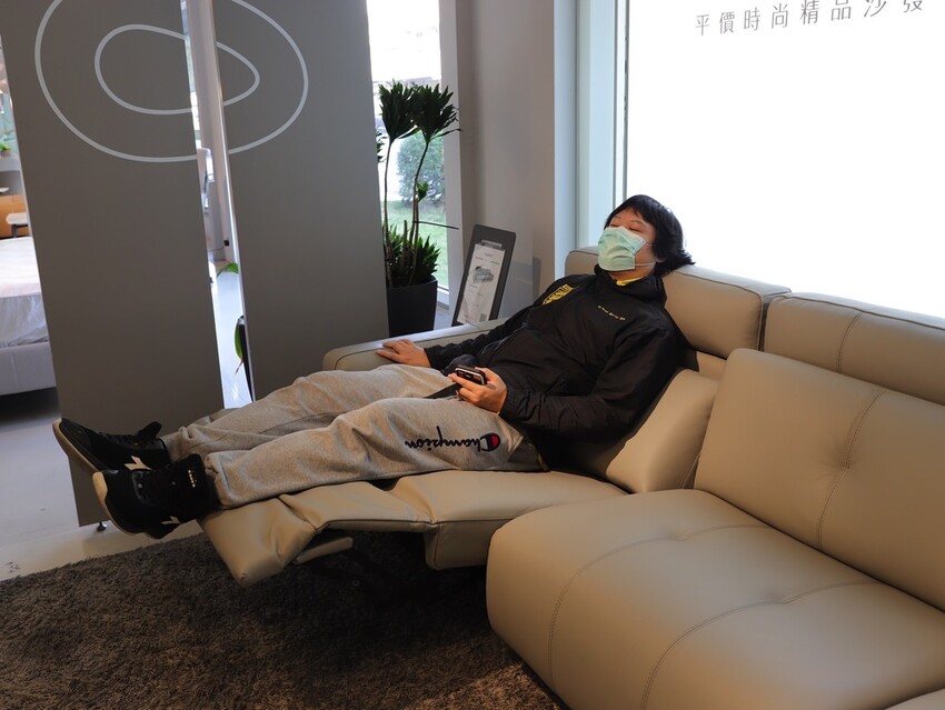 晶華傢俱台南店/台南家具推薦:從平價到奢華,一站購足/床墊床架餐桌,專屬傢配師規劃新家空間 - 進食的巨鼠