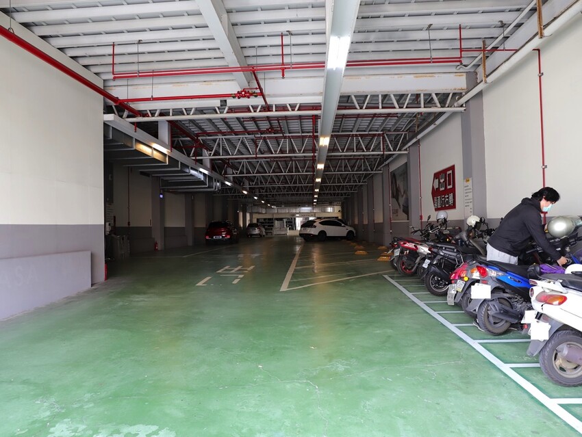 晶華傢俱台南店/台南家具推薦:從平價到奢華,一站購足/床墊床架餐桌,專屬傢配師規劃新家空間 - 進食的巨鼠