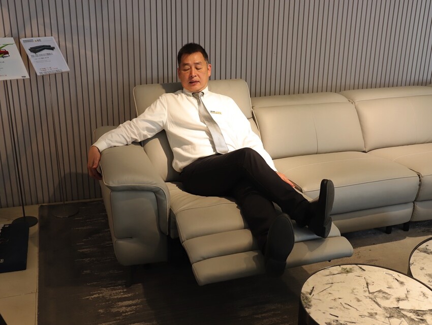 晶華傢俱台南店/台南家具推薦:從平價到奢華,一站購足/床墊床架餐桌,專屬傢配師規劃新家空間 - 進食的巨鼠