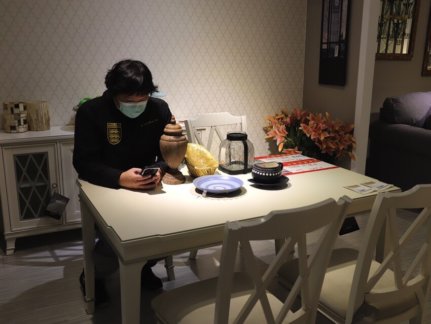 晶華傢俱台南店/台南家具推薦:從平價到奢華,一站購足/床墊床架餐桌,專屬傢配師規劃新家空間 - 進食的巨鼠