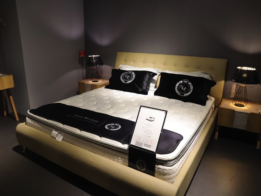 晶華傢俱台南店/台南家具推薦:從平價到奢華,一站購足/床墊床架餐桌,專屬傢配師規劃新家空間 - 進食的巨鼠