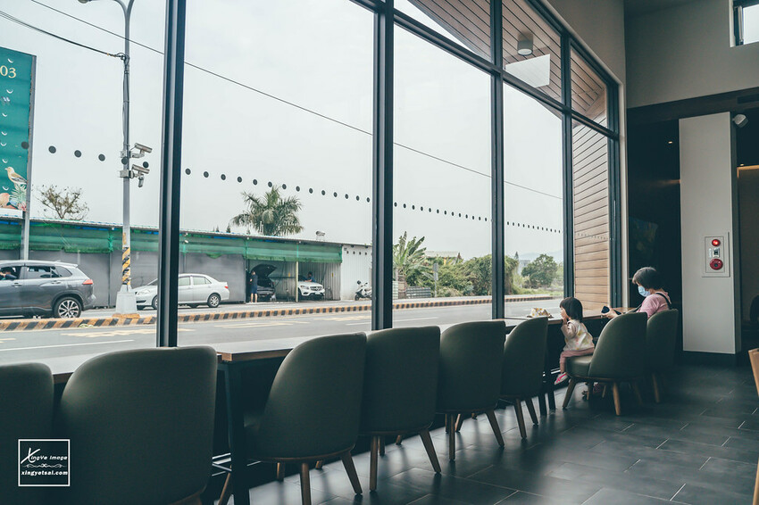 南投|Starbucks【華陽門市】宛如山水畫走出來的特色星巴克 | 快門下的幸福