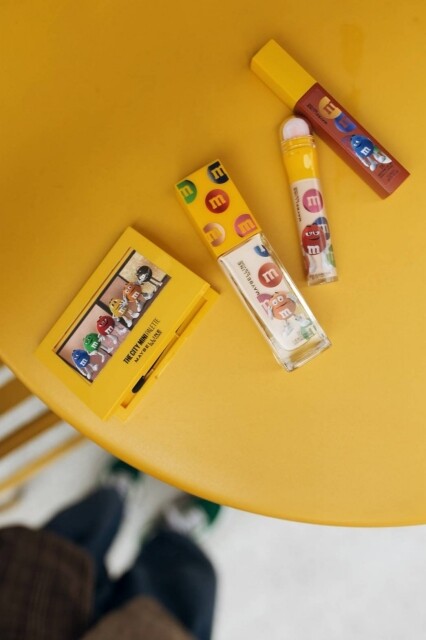 【阿麗化妝術】MAYBELLINE媚比琳 x M&Ms巧克力豆推出可愛爆棚聯名限量彩妝！