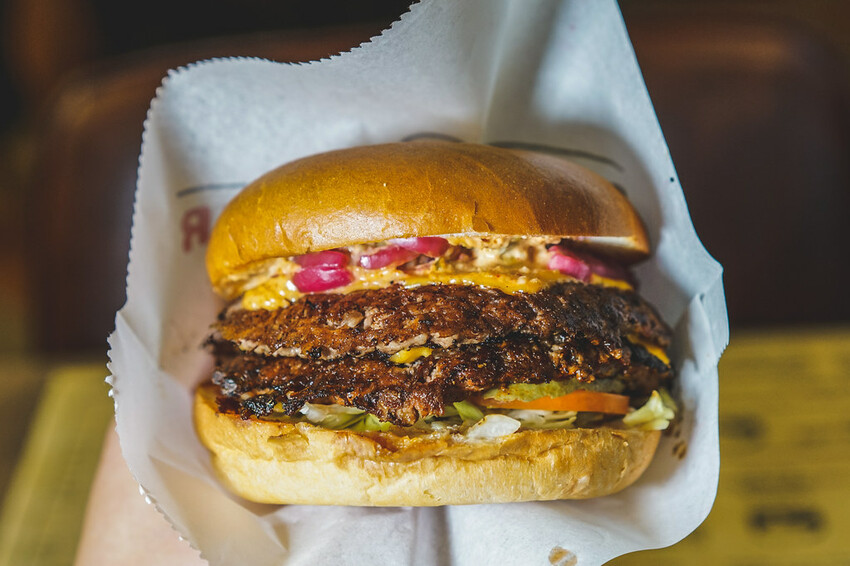 【泰國芭達雅美食】連續2年獲得 Phuket 普吉島最佳漢堡，漢堡命名很特別，口味深受在地人及外國人喜愛！