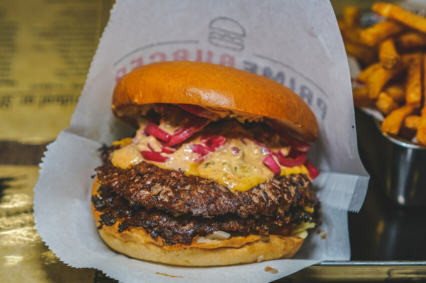 【泰國芭達雅美食】連續2年獲得 Phuket 普吉島最佳漢堡，漢堡命名很特別，口味深受在地人及外國人喜愛！