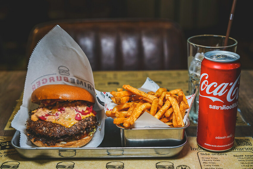 【泰國芭達雅美食】連續2年獲得 Phuket 普吉島最佳漢堡，漢堡命名很特別，口味深受在地人及外國人喜愛！
