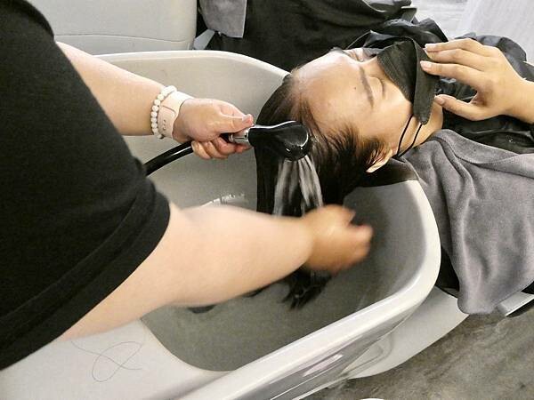 基隆平價染髮推薦/wor hair髮廊基隆店/新開幕髮廊踩點帶閨蜜去打造亮麗髮色及電棒造型/染髮+護髮+電棒+修剪