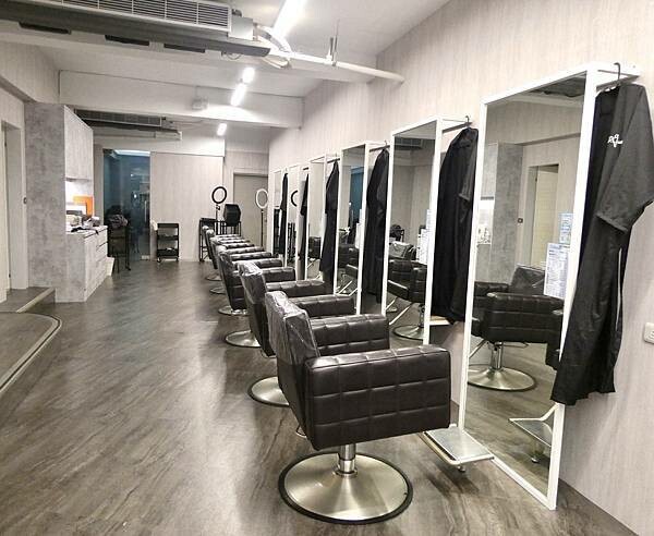 基隆平價染髮推薦/wor hair髮廊基隆店/新開幕髮廊踩點帶閨蜜去打造亮麗髮色及電棒造型/染髮+護髮+電棒+修剪