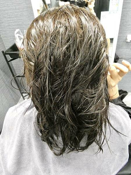 基隆平價染髮推薦/wor hair髮廊基隆店/新開幕髮廊踩點帶閨蜜去打造亮麗髮色及電棒造型/染髮+護髮+電棒+修剪