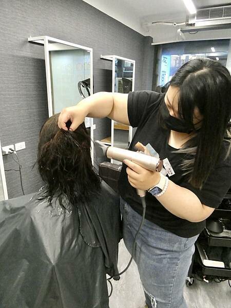 基隆平價染髮推薦/wor hair髮廊基隆店/新開幕髮廊踩點帶閨蜜去打造亮麗髮色及電棒造型/染髮+護髮+電棒+修剪