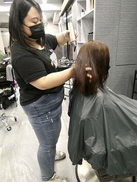 基隆平價染髮推薦/wor hair髮廊基隆店/新開幕髮廊踩點帶閨蜜去打造亮麗髮色及電棒造型/染髮+護髮+電棒+修剪
