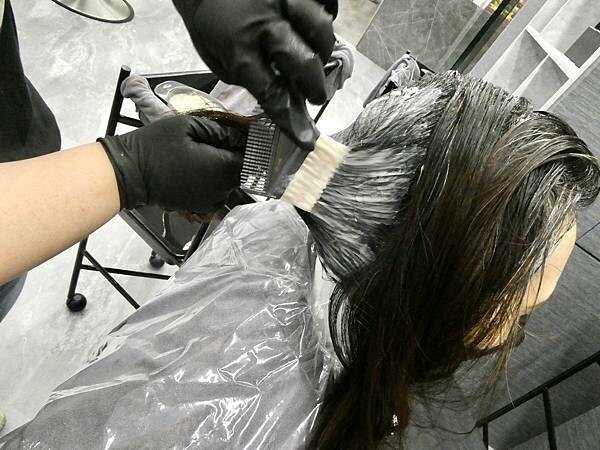 基隆平價染髮推薦/wor hair髮廊基隆店/新開幕髮廊踩點帶閨蜜去打造亮麗髮色及電棒造型/染髮+護髮+電棒+修剪