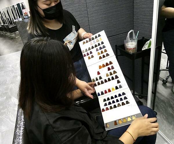 基隆平價染髮推薦/wor hair髮廊基隆店/新開幕髮廊踩點帶閨蜜去打造亮麗髮色及電棒造型/染髮+護髮+電棒+修剪