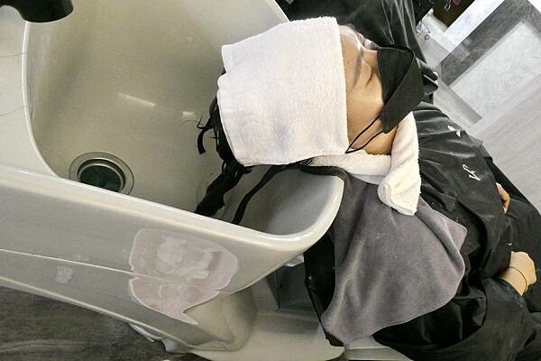 基隆平價染髮推薦/wor hair髮廊基隆店/新開幕髮廊踩點帶閨蜜去打造亮麗髮色及電棒造型/染髮+護髮+電棒+修剪