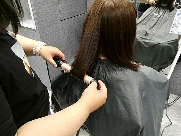 基隆平價染髮推薦/wor hair髮廊基隆店/新開幕髮廊踩點帶閨蜜去打造亮麗髮色及電棒造型/染髮+護髮+電棒+修剪
