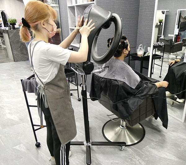 基隆平價染髮推薦/wor hair髮廊基隆店/新開幕髮廊踩點帶閨蜜去打造亮麗髮色及電棒造型/染髮+護髮+電棒+修剪