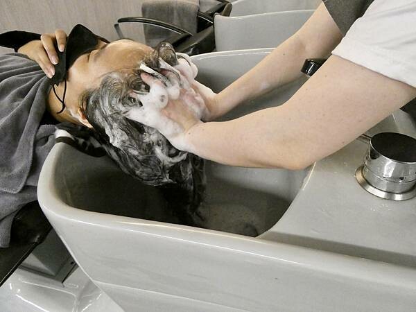 基隆平價染髮推薦/wor hair髮廊基隆店/新開幕髮廊踩點帶閨蜜去打造亮麗髮色及電棒造型/染髮+護髮+電棒+修剪