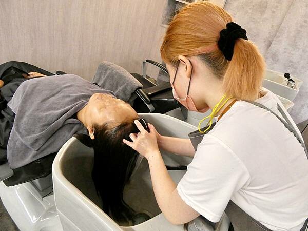 基隆平價染髮推薦/wor hair髮廊基隆店/新開幕髮廊踩點帶閨蜜去打造亮麗髮色及電棒造型/染髮+護髮+電棒+修剪