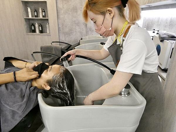 基隆平價染髮推薦/wor hair髮廊基隆店/新開幕髮廊踩點帶閨蜜去打造亮麗髮色及電棒造型/染髮+護髮+電棒+修剪