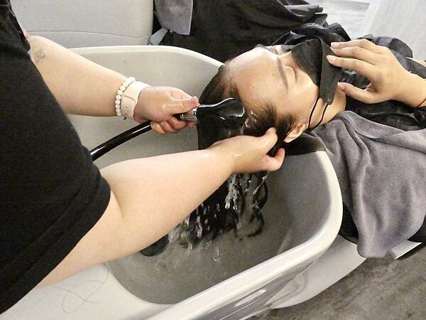 基隆平價染髮推薦/wor hair髮廊基隆店/新開幕髮廊踩點帶閨蜜去打造亮麗髮色及電棒造型/染髮+護髮+電棒+修剪