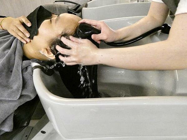 基隆平價染髮推薦/wor hair髮廊基隆店/新開幕髮廊踩點帶閨蜜去打造亮麗髮色及電棒造型/染髮+護髮+電棒+修剪