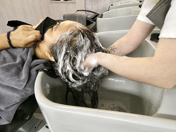 基隆平價染髮推薦/wor hair髮廊基隆店/新開幕髮廊踩點帶閨蜜去打造亮麗髮色及電棒造型/染髮+護髮+電棒+修剪