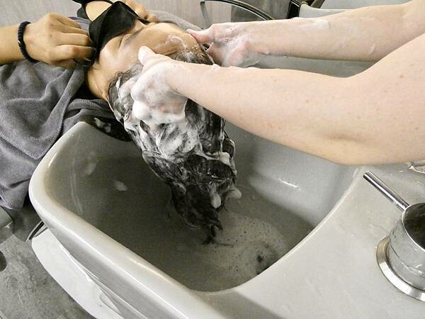 基隆平價染髮推薦/wor hair髮廊基隆店/新開幕髮廊踩點帶閨蜜去打造亮麗髮色及電棒造型/染髮+護髮+電棒+修剪