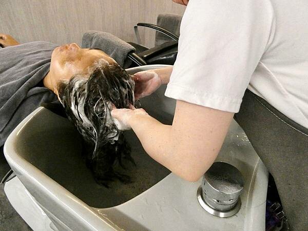 基隆平價染髮推薦/wor hair髮廊基隆店/新開幕髮廊踩點帶閨蜜去打造亮麗髮色及電棒造型/染髮+護髮+電棒+修剪