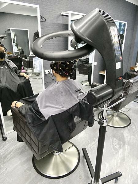 基隆平價染髮推薦/wor hair髮廊基隆店/新開幕髮廊踩點帶閨蜜去打造亮麗髮色及電棒造型/染髮+護髮+電棒+修剪