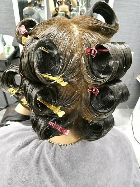 基隆平價染髮推薦/wor hair髮廊基隆店/新開幕髮廊踩點帶閨蜜去打造亮麗髮色及電棒造型/染髮+護髮+電棒+修剪