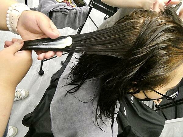 基隆平價染髮推薦/wor hair髮廊基隆店/新開幕髮廊踩點帶閨蜜去打造亮麗髮色及電棒造型/染髮+護髮+電棒+修剪