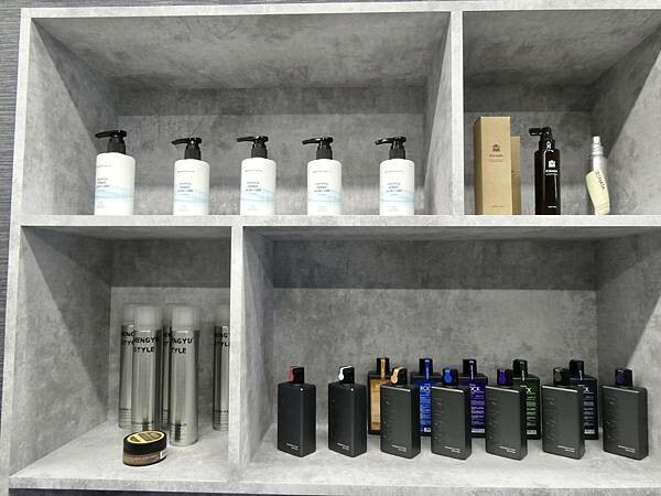 基隆平價染髮推薦/wor hair髮廊基隆店/新開幕髮廊踩點帶閨蜜去打造亮麗髮色及電棒造型/染髮+護髮+電棒+修剪