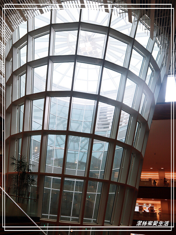 桃園市立圖書館新總館-不要只拍美照~資源豐富老少皆宜.全台最大最美綠建築多元化圖書館