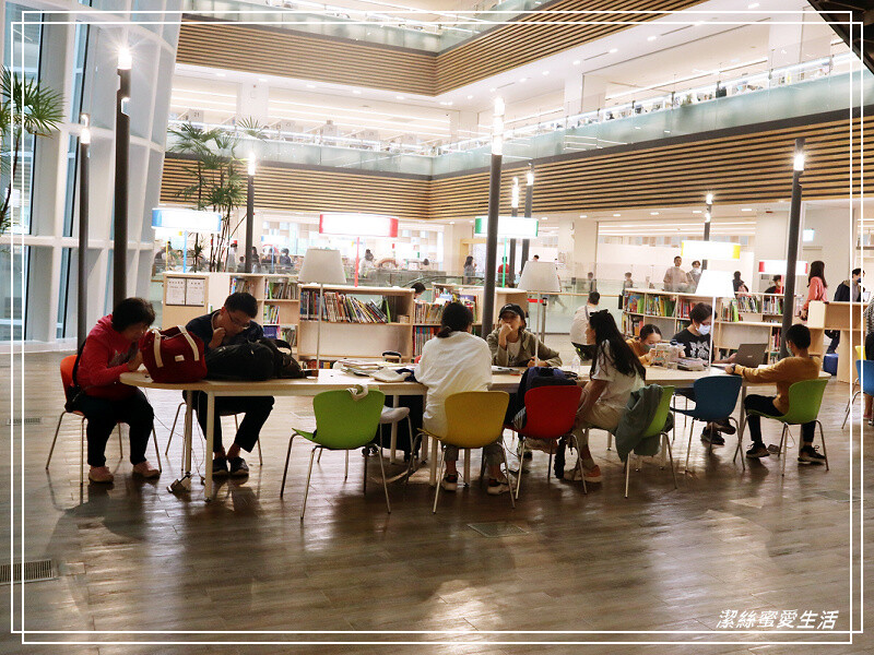 桃園市立圖書館新總館-不要只拍美照~資源豐富老少皆宜.全台最大最美綠建築多元化圖書館