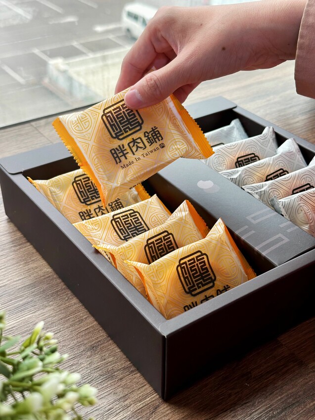 肉鬆控必吃！胖肉鋪肉鬆餅｜綿密細緻內餡｜胖肉鋪米軋糖｜滿滿麥香柔軟不黏牙｜鹹口榖神燕麥脆片｜3款辦公室熱銷團購美食推薦！ - 萍姐愛分享