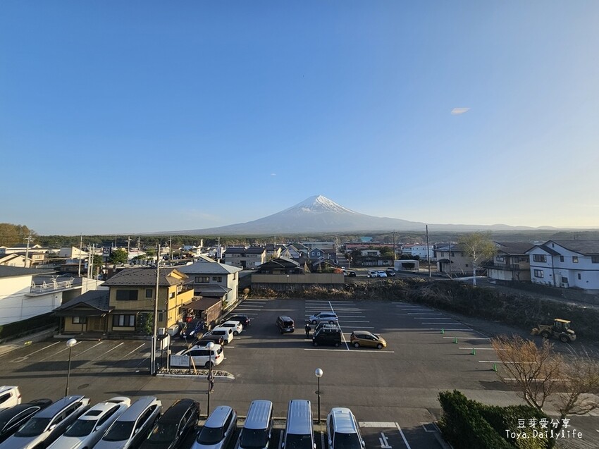 登坂商務飯店 The Noborisaka Hotel｜河口湖CP值爆表的低調飯店 🗻 山景房窗外就是富士山爺爺 