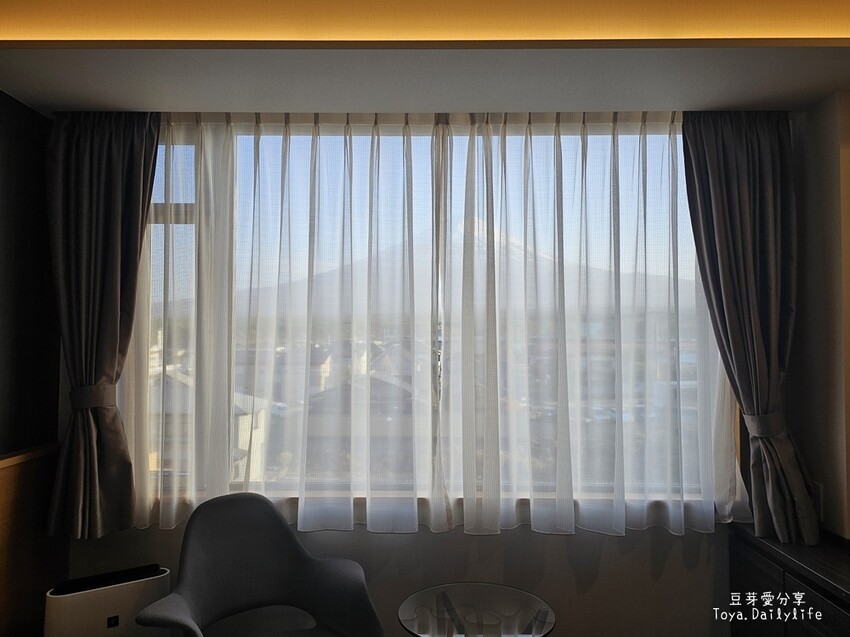 登坂商務飯店 The Noborisaka Hotel｜河口湖CP值爆表的低調飯店 🗻 山景房窗外就是富士山爺爺 