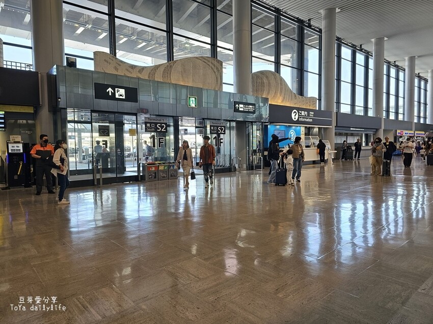 東京成田機場租車流程｜從成田機場租車自駕到河口湖看富士山爺爺 . 上野站還車 / 甲租乙還 🌱豆芽出
