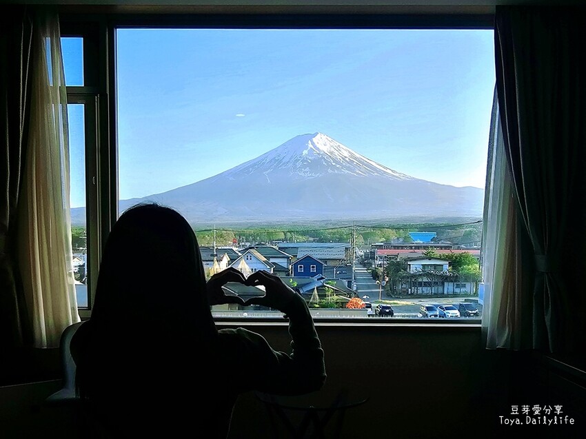登坂商務飯店 The Noborisaka Hotel｜河口湖CP值爆表的低調飯店 🗻 山景房窗外就是富士山爺爺 