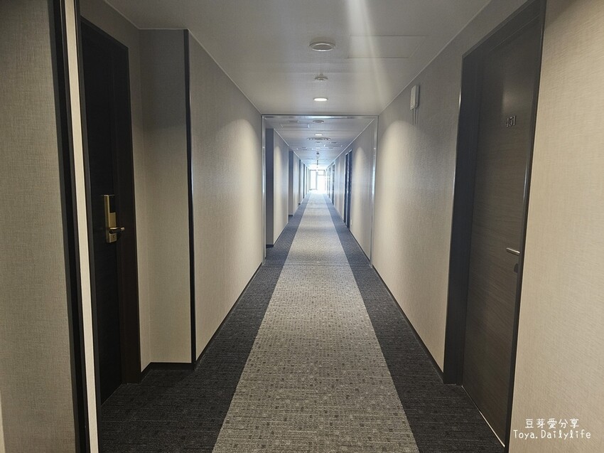 登坂商務飯店 The Noborisaka Hotel｜河口湖CP值爆表的低調飯店 🗻 山景房窗外就是富士山爺爺 