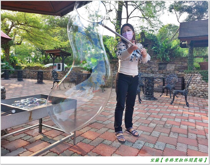 宜蘭【香格里拉休閒農場‧松羅館】田野採菜、狐獴互動餵食體驗、苔蘚生態瓶DIY、傳統童玩以及夜間民俗活動,好宿好玩又有特色餐點跟宵夜,快來入住好好暢玩一番!!