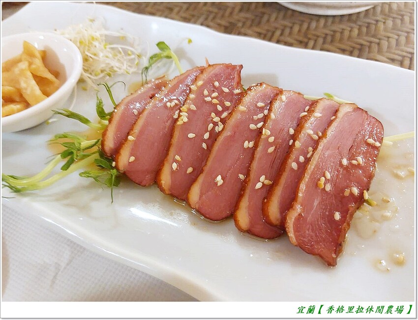 宜蘭【香格里拉休閒農場‧松羅館】田野採菜、狐獴互動餵食體驗、苔蘚生態瓶DIY、傳統童玩以及夜間民俗活動,好宿好玩又有特色餐點跟宵夜,快來入住好好暢玩一番!!