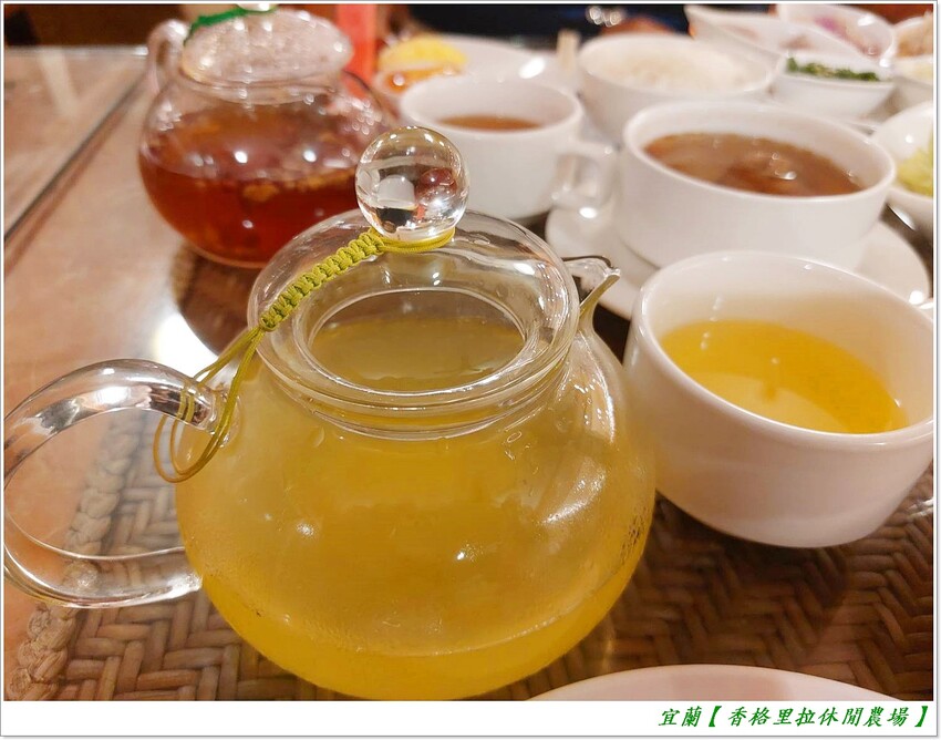 宜蘭【香格里拉休閒農場‧松羅館】田野採菜、狐獴互動餵食體驗、苔蘚生態瓶DIY、傳統童玩以及夜間民俗活動,好宿好玩又有特色餐點跟宵夜,快來入住好好暢玩一番!!