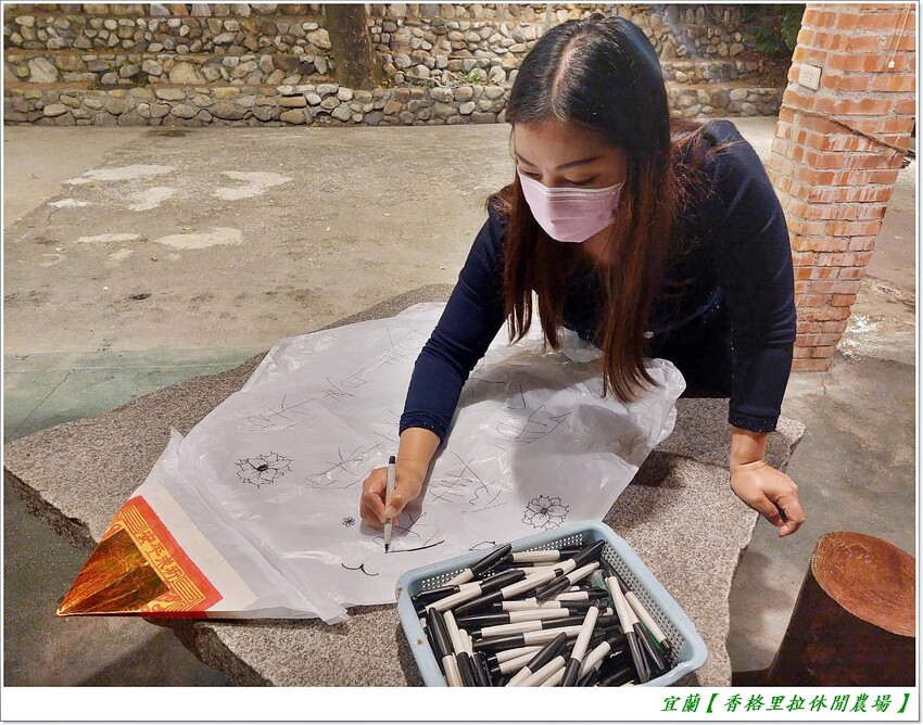 宜蘭【香格里拉休閒農場‧松羅館】田野採菜、狐獴互動餵食體驗、苔蘚生態瓶DIY、傳統童玩以及夜間民俗活動,好宿好玩又有特色餐點跟宵夜,快來入住好好暢玩一番!!