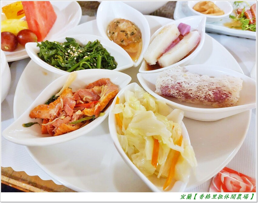 宜蘭【香格里拉休閒農場‧松羅館】田野採菜、狐獴互動餵食體驗、苔蘚生態瓶DIY、傳統童玩以及夜間民俗活動,好宿好玩又有特色餐點跟宵夜,快來入住好好暢玩一番!!